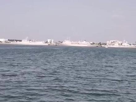 湛江天悦湾(也叫军港)乘船参观海军南海舰队军港,近距离眺望执行护航任务的军舰,以及大型补给船、侦察船、登陆舰等