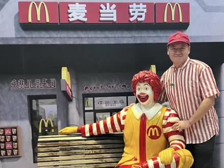 麦当劳进入中国早期的“红白条”工作服!那时候吃麦当劳还是绝对的奢侈品!#麦当劳 #麦当劳三十年 #麦当劳工作服