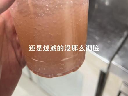 西米中的某种成分会跟水中的矿物质和金属离子结合产生颜色变化,用纯净水或者过滤彻底的水可以将颜色变化减少到最低。不管颜色怎么变化都不影响使用。 #西米#木薯淀粉 #木薯小丸子 #杨枝甘露#小技巧