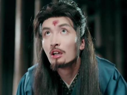 簪落情陷生死劫,爱至缘续旧情温 #梅香如故 #短国的夏天 #真正相爱的两个人是分不开的 #卿读剧场
皇上燕齐登基六年,后宫嫔妃众多,却从不曾踏入,着急皇嗣的太后赶到避暑山庄逼皇上回去和皇后圆房,两人争执之时,忽然一个5岁的小男孩乔乔冲上来抱着燕齐喊爹爹。原来六年前,燕齐曾与苏家小姐苏荷相互隐藏姓名身份,坠入爱河,但苏荷被父亲威逼分手,燕齐误会苏荷攀龙附凤,两人不欢而散。时隔六年,乔乔找上门来,众人皆不相信,乔乔还弄丢了可以证明身份的簪子,导致太后将乔乔赶走。乔乔不得已跑到牢房找母亲苏荷,苏荷被亲哥苏志高陷害,变成私盐一案的主谋,择日问斩,看见乔乔,将苏志高一直在找的地契塞进乔乔手中,乔乔正准备离开的时候,苏志高出现,刑讯逼供苏荷,对乔乔下手。行宫中,燕齐发现掉落的簪子,着急赶往牢房,危急时刻救下乔乔和苏荷。