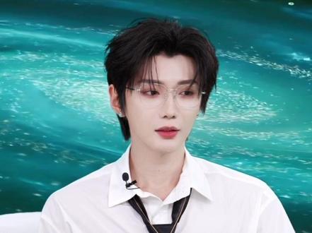 #郝熠然 感觉普普要掉小珍珠,但忍回去了。他说小时候从父母那里都没有感受到的溺爱,在粉丝这里感受到了。其实粉丝爱你们,也是因为你们也带给他们爱 #云熠星河