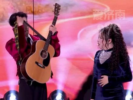 太甜了!#李川 在跨年晚会向#锤娜丽莎 求婚。#爱情 #热门 #李川锤娜丽莎