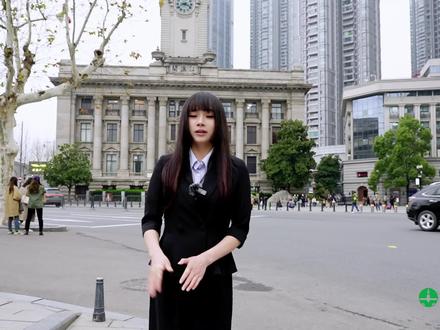 钟楼的底层外墙用花岗石宽缝砌就,其他各层用金山石贴面,正门有两人合抱的麻石圆柱8根,雕刻花纹,给人以神圣不可侵犯的感觉。#江汉关 #石材 #市政工程