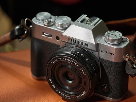 FUJIFILM|富士相机省电技巧! ①关闭PRE-AF
关闭之后,只有在半按快门的情况下相机才会对焦
②防抖模式改成仅拍摄时
改成仅拍摄时之后,只有在拍摄的时候相机才会进行防抖
③关闭自动图像传输指令
关闭之后不仅可以省电,还可以避免不想要照片自动传输到手机上
④关闭断电时的图像传输
如果不关,即使相机关机也会持续传照片到手机
⑤自动关机打开
根据需要设置自动关机时间,可以很有效省电
⑥关闭蓝牙
在需要用到蓝牙的时候再打开,方便而且省电
⑦关闭传感器清洁
在需要的时候再打开
#富士 #富士相机 #FUJIFILM #摄影