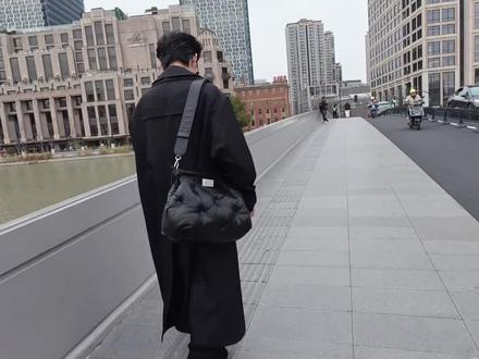 上海街拍|子豪
第二次街拍还是有点小紧张,抓到了路过阿姨说像“丹麦王子”的帅哥!
#街头摄影 #上海街拍 #给陌生人拍照 #真实生活分享计划 #街拍