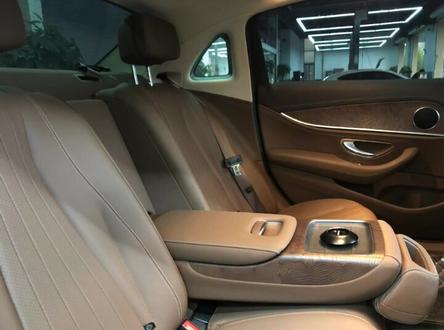 奔驰E后排中央扶手通病,一旦夹到东西容易导致损坏!