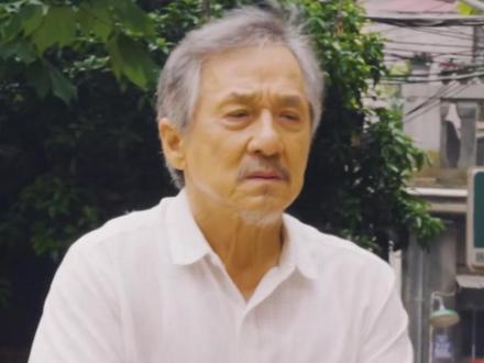 近日,71岁的成龙在电影《过家家》官方账号发视频公开回应公众对其衰老的关切:“谢谢你们还记得我几十年前的样子。人呐,都会老的……能慢慢变老是我的幸运。”#成龙#老了 #成龙回应“龙叔老了” @抖音小助手