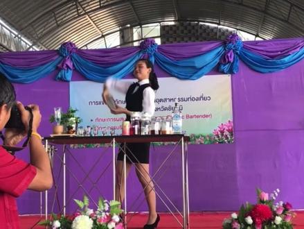 各种大师的摇壶手法,也是大家模仿最多的几个人。看看你会哪几种?超集合收录!
#调酒师 #鸡尾酒 #鸡尾酒教学 #酒吧 #调酒