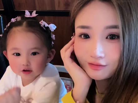 世界上最伟大的职业就是:妈妈 我感觉我的妈妈为了我奉献了一辈子,带大了我又继续带我的孩子。只是因为心疼我~所以我想说,祝全天下所有的母亲节日快乐!#特别的花给特别的妈妈 #和乖宝一起美美的 #母亲 #母亲节 #和baby的日常