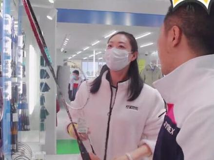 当你误认为世界冠军是装备小白是一种什么体验?事业滑铁卢事件#羽毛球装备 #羽毛球拍 #世界冠军龚睿那