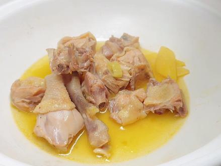 炖鸡汤想要好喝,试试不一样的做法,鸡汤颜色金黄,营养又下饭 #金汤土鸡 #无辣不欢#家乐金酸汤酱