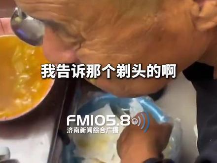 11月29日,天津,大爷理完发顶着满脑袋伤口回家,女儿看了以后又心疼又好笑。“这理发师是拿我爸练手了吗?”(来源:天津洋白菜姐姐)