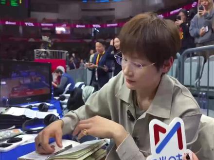 姐姐也是有采访了哈哈 果然都知道大家想看谁 !!!
姐姐是颜霸来的吧 只顾着盯着姐姐看 耳朵完全听不见姐姐在说什么 可是姐姐说羡慕小宝啊😭😭😭 #杨力维 #颜值