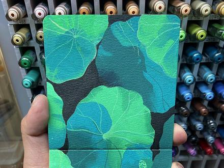 纯绿色系治愈荷叶来啦! 把一池夏意,折进掌心的方寸之间
喜欢绿色的朋友可以画起来了哦
🖊️:恩米80色
📒:轻听10*10中粗纹
👀:六条
#零基础学画画 #丙烯马克笔#翻翻乐#绘画过程#跟着抖音学画画