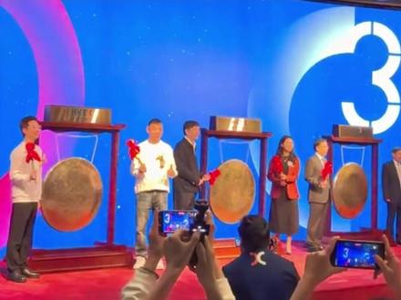 鸣鸣很忙港交所上市,为何能在短时间内增长迅速? 1月28日,鸣鸣很忙(01768.HK)在港交所上市,成为港股“量贩零食第一股”,旗下拥有零食很忙与赵一鸣零食两大核心品牌。截至2025年11月底,门店破2万家。2022年至2024年,其营收年均复合增速达203%,经调整净利润三年复合增速达234.6%。鸣鸣很忙为何能在短时间内增长迅速?#联商数据 #鸣鸣很忙 #零食很忙 #赵一鸣零食 #鸣鸣很忙港交所上市