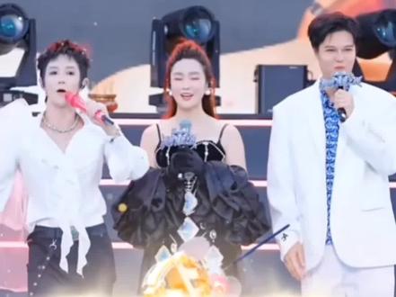 郭聪明包头演唱会开唱,主播称现场约十万人 #郭聪明#郭聪明包头现场演唱会#郭聪明