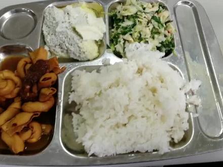徐州仁慈医院饭堂饭菜好,这是很值得说道的一点。
医院本身是集多种功能于一体的综合性医院,规模大、设备先进、科室齐全等优势自不必说。在这样的环境里工作,员工福利也很不错,工作餐就是其中一项。
饭堂的饭菜好,可能体现在很多方面。也许是菜品丰富,每天能提供多种选择,满足不同人的口味需求,无论是喜欢清淡的,还是偏爱重口味的都能找到爱吃的。也可能是食材新鲜,毕竟医院都如此注重品质,饭堂的食材采购想必也有严格标准。说不定还有特色菜品,就像有的医院饭堂会有拿手的营养炖品之类的,既健康又美味。对于患者来说,可口的饭菜有助于身体恢复,对于医护人员和工作人员,也是繁忙工作中的一丝慰藉。有的陪护人员,买20个包子就够一天吃了,简单实惠。AI生成