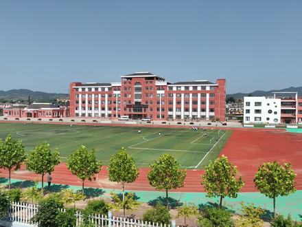 9月15日,2025年大连平安支教行动正式启程,这趟充满暖意的支教之行,恰逢金融教育宣传周的契机。当支教的爱心与金融知识的力量相遇,便有了特别的意义。