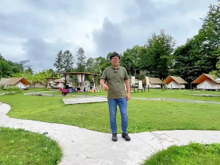 亮火虫蓬友营地 🏞️🏕️【隐秘仙境!彭州藏着的绝美营地,亮火虫朋友营地等你来探秘】✨
逃离喧嚣,拥抱自然🌿,我找到了一个连彭州都难得的绝美营地——亮火虫朋友营地!🌟
👀看这口井,简直就是营地里的点睛之笔,清澈又神秘~💦 四周不仅铺满了柔软的草地,还有参天大树为你遮阳,简直是避暑圣地!🌳
🌊一条潺潺小溪悠然穿营而过,水泥小径巧妙延伸至每个帐篷前,每一步都踏着自然的韵律。👣
🏕️营地坐落于龙门山下尖江河湖畔,树荫下的戏水池,夜幕降临,河风轻拂,泡在温暖的汤泉里,星河为伴,浪漫至极!🌌
🍽️美食也不能少!隔壁小院,酒香肉美,烧烤滋滋作响,还有悠闲的下午茶时光,满足你的每一个味蕾幻想!🍷🍖
🛏️基础款帐篷房也是超有格调,双床大床任你选,露台、投影、空调一应俱全,宽敞舒适,拉开窗帘,山川美景尽收眼底!👀
🏖️而且哦,营地旁还有个超期待的水乐园,五一即将启幕!阳光、沙滩、棕榈树,一秒穿越到海岛度假模式!🏖️ 安全漂流,浅水嬉戏,亲子同乐的最佳选择!👨👩👧👦
📍位置超好找!彭州市区出发,龙门山方向,小鱼洞大桥一过右拐即到,驾车仅需十几分钟,还能顺道探访中坝森林的秘境哦!🚗
厌倦了城市的喧嚣?那就给自己一个理由,来这里,让心灵放个假吧!🏖️💖
特殊日期加价规则详见商品详情页!
#亮火虫营地 #山间露营 #亲子游玩好去处 #清凉避暑好去处 #暑假嗨玩计划