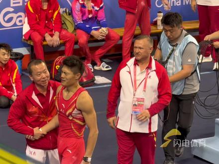 “我没有辜负张成龙期望!”师兄弟间惺惺相惜,五战全运老将闫人鹏获鞍马银牌#湾区争雄