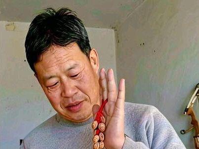 摘点桃枭,做个小挂件。#民间手艺 #文玩 #桃枭