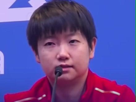 孙颖莎回应比赛中途换球衣 澳门全运会乒乓球女单决赛中,孙颖莎对阵王曼昱,前四局孙颖莎以1:3落后,第四局结束后,孙颖莎向裁判申请更换球衣。
赛后发布会上,谈及这一举措,孙颖莎表示:“1比3 落后时局面确实困难,但我觉得比赛还没结束,想一分一分去拼,也希望通过换球衣把节奏和场上氛围拉回来。换完衣服再上场,不管是自己的耐心,还是技战术调整,整体效果都还不错。”#孙颖莎 #全运会 #孙颖莎回应换球衣