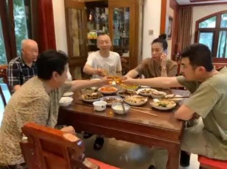 今天是一家人团聚的日子
