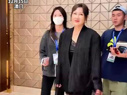 63岁张凯丽新穿搭惊艳亮相,颠覆形象,黑丝搭配高跟鞋,还换掉了保持12年的发型,网友:63岁正是闯的年纪#幸福浙江 #张凯丽