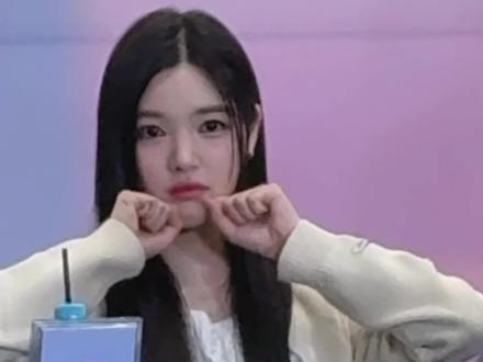 关于柳河岚…
我从之前还没出道的时候就开始喜欢上了yuha 看到预告照的时候就有种心动的感觉 从初舞台开始我就更加确认我对岚岚的喜欢 我其实是一个非常三心二意的人 或许对很多的爱豆都说过我爱你这些话 但是岚岚是我第一个接生且一直坚定地喜欢的爱豆 在早期 很多人都在嘲sm新女团 当时岚岚在队内或许也只是个小透明 甚至接生群不到两百人 超话也只有一千多个人 可是我一直都没有放弃 即使公司没有给明确的定位 跟队友粉争定位很多3妈也很崩溃很迷茫 可是我也始终没有放弃 即使第一次开麦不好 被喷了很久 但我也始终相信一切都会变好 到后来岚岚真的也就没有辜负我们的期望 开麦实力越来越好 舞蹈也越来越好 不断学习中文 努力提升人气 这一切我都看在眼里 当岚岚站在大众人的眼中时 被路人夸奖 甚至吸粉无数时 我心中是无限的欣慰 热泪盈眶 我想我们小兔也终于迎来了光亮....
在去线下见面的这几次 第一次你跟着我学了中文 虽然你听错了我的名字 但是我真的非常开心 听到你对我的祝福 在学到一直喜欢你这句话的时候你似乎是听懂了我的意思 发自内心地对着我笑盈盈 第一次我跟你约定了我们的专属pose 过去半年左右已经是我见你的第六次了 期间我没有再提过这个pose 但是你还是记住了 并且比了出来 我真的好开心好开心 我几乎要哭出来 后来我让朋友帮我带了一把很漂亮的粉色花伞给你 特别巧的是你当天就穿了粉色的衣服 虽然你没有找到我的伞 但是没关系 我下次一定会亲手给你 谢谢你让我有了下次再见你的理由
从出道前到现在为止 我已经喜欢了你365天 我从不后悔遇见你 希望新的一年我们能多多见面 我爱你姐姐….
#hearts2hearts#yuha#柳河岚#柳河览#签售