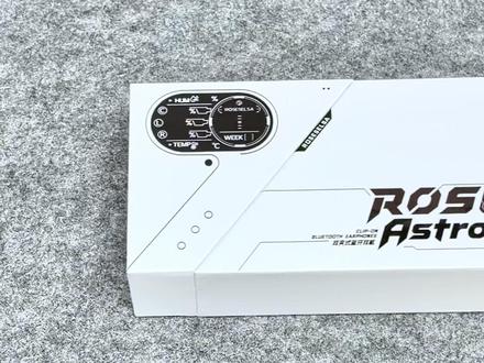 小爱开箱:Astro X 弱水阿斯特 这是弱水时砂推出的一款主打带屏充电盒 + 旗舰音质 + 舒适佩戴的中端耳夹式耳机,充电盒采用小巧便携设计,顶部配备常显屏幕,可实时显示电量、时间与环境温湿度;耳机采用 C 形桥耳夹式设计,不分左右、随意佩戴,,搭载 13mm 钛晶复合振膜单元,支持 LHDC 5.0及 LDAC 高清编码还具备360° 空间音频,解析力出色、氛围感充足,采用触控 + 敲击 C 形桥双操控,可自定义切歌、音量、通话等操作;搭载蓝牙 6.0,连接稳定抗干扰,防护等级达 IPX4,可防日常溅水、运动汗水。