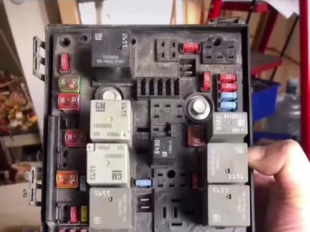 这几天有点忙,朋友修车店拿来一个别克英朗GT的保险盒,故障是关不了灯一直亮着,拆出板子直接检测更换,没空拍视频