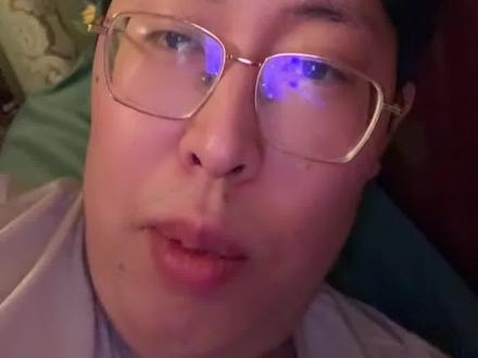 电影《镖人》已于2026年2月17日(大年初一)在印度尼西亚同步中国春节档上映,成为首部在印尼公映的硬核武侠大片,引发当地观众对中式美学的热烈讨论
全球同步公映:影片于2026年2月17日(农历正月初一)在印尼雅加达、泗水等主要城市影院上线,与北美、澳新、港澳等10余个国家和地区同步开画。
预售开启:印尼院线于2月13日启动预售,为春节档预热
印尼华人观众及本地影迷积极观影,粉丝在社交平台提及“印尼粉丝开心看到刘耀文(饰裴行俨)”,并对实景拍摄的大漠打戏、女性角色阿育娅(陈丽君饰)的射箭场面表示震撼。
部分普通观众称赞影片“用刀锋划破雨帘的慢动作”“骆驼商队穿越雅丹地貌”等场景,称其唤醒了对武侠文化的共鸣。
明星效应:刘耀文、于适等年轻演员的东南亚粉丝发起包场活动,助推预售热度。
音乐融合:王嘉尔演唱的主题曲《天下过客》融合古筝与电子摇滚,在Spotify等平台上线印尼语字幕版MV,助力传播
片方透露印尼仅是武侠出海首站,后续或增加爪哇语字幕版本,并联合本地院线举办“中国武侠文化周”,深化市场渗透#印度尼西亚 #镖人 #出海 #不尽如人意 #自我探索