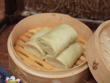 一擀一卷,柔软咸香,层层分明的#千层油卷 。蓬松暄软比面包还香,一层层撕着吃,美味还有趣。#跟着抖音学做菜