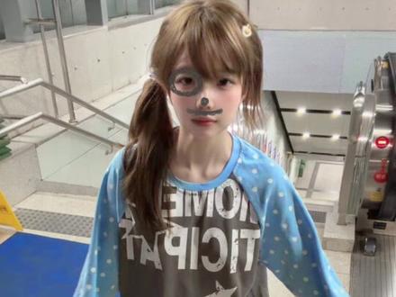 来地铁扫地了。 #添添扫地摇#极路客板鞋