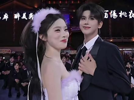 龙浩天妹妹手放峻伊胸膛上,峻伊甜蜜握住。 @龙悦🐰(龙浩天妹妹) @峻伊🤍⁹²⁸-101 #龙浩天 #胸肌 #录屏分享 #撒糖 #互动