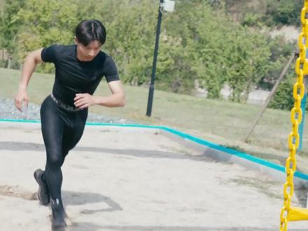 【2分31秒39!温州特警韦永慷极限障碍挑战实录】 在浙江省备战全国特警挑战选拔赛上,温州特警韦永慷以优异成绩突破独木桥、高墙、滚筒桥等十余项高难度障碍,强势入围全国赛!最终助力浙江特警斩获极限障碍科目全国团体第一。@温州公安 王璋