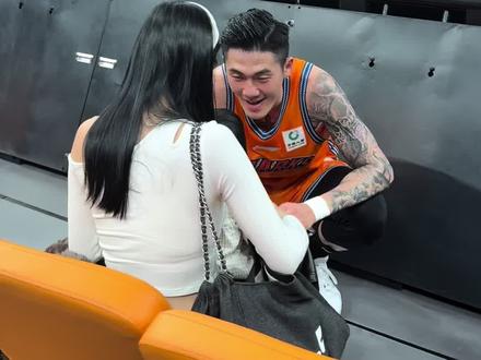 刘铮携妻女来到场边,温馨一幕💗#CBA #上海久事大鲨鱼 #刘铮