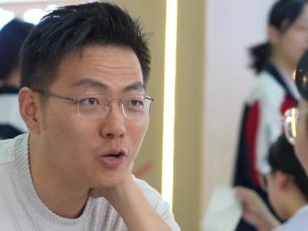 高考最后一天,一起看看这堂特别的“最后一课”,孩子们读到半年前写给自己的信,都会有怎样的感受……祝福每一个使劲生活的你,敬青春!(总台记者 庄胜春)#胜春log