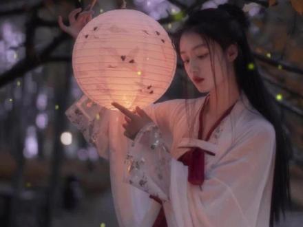 一朝穿越,她成了四个反派的恶毒亲娘,坏事做尽,对亲生子非打即骂。
家中一贫如洗,附赠一个瘫痪在床,虽说俊美无俦,却整日只会对她放冷气的大反派夫君,以及一大堆极品亲戚。
前世身为军医的她,带着空间挺身而出,打猎、采药、赚钱治病。
奈何洗白之路漫漫,睡梦中险被残废夫君掐死,四岁小豆丁助力反派爹爹给她水中下毒。
她敲晕大反派,暴打小反派:“黑化?来,给我黑化一个试试!”
极品亲戚挨个上门,来一个打一个,来两个打一双,打得极品的脸啪啪作响。
真以为她是个好欺负的?
开始时,四个小豆丁:“那个恶毒的女人为何还不去死?”
“小宝叫她娘亲,我们孤立他!”
“我才不会叫娘。”
夫君撑着残废的身躯,戾气满满:“你毁了我的人生,我要杀了你!”
后来,四个小豆丁追在她身后争抢着喊:“娘,你给小宝讲的故事,我们还没听过。”
“娘,你做的饭好好吃。”
“娘,不要走,我们等你回来。”
已经成了当朝首辅的夫君,更是化身小醋包,缠着她不撒手。
“娇娇别走,首辅夫人的位置只能你来当。”
四个儿子个个有出息,大理寺卿,将军,神医,大周皇帝排排站。
“娘别怕,爹敢欺负你,我们就揍他!”
#小说推文 #古风 #小说