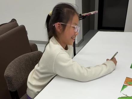 当10岁女儿画画被约稿创作粉丝的梦境,一个梦境该怎么画呢? 当10岁女儿画画被约稿创作粉丝的梦境,一个梦境该怎么画开始了这幅画,粉丝说,试他儿子从小最喜欢的故事,希望我女儿的天马行空的想象能够把它还原出来。这幅画粉丝给了大象与老鼠的线索,加上女儿独特的脑洞,这幅画又会创造什么奇妙的梦?每次看女儿画画都像造梦一样下笔,根本猜不透是怎样的结局,慢慢的成型了,看出是什么梦境了吗?奇怪的生物还在后面呢……#画画 #灵魂画手 #用画笔记录生活 #原创儿童插画