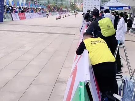 2023青岛马拉松,恭喜焦安静获得国内第一,2小时38分钟08秒!#马拉松
