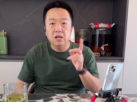 蛋糕爸爸跟大家分享个小贴士:
饭后别久坐!跟着吕良伟老师学这组小动作,帮你平稳餐后血糖✅
• 原理:餐后适当活动能促进肌肉对葡萄糖的摄取,避免血糖飙升。这组动作通过深呼吸+上肢牵拉,配合站立姿态,温和提升代谢,既不剧烈又能有效辅助控糖。
• 适合人群:中老年朋友、久坐办公族,尤其适合像我一样膝盖有旧伤、不适合快走的人群。
• 小贴士:饭后15-20分钟开始,每组做10-15次,温和不费力,安全又稳定~
• 科学依据:世界卫生组织及《柳叶刀》研究都指出,餐后轻度活动可有效降低餐后血糖峰值,比久坐更利于代谢健康。
#餐后血糖 #中老年锻炼 #超慢跑的效果 #中老年运动#大体重减肥