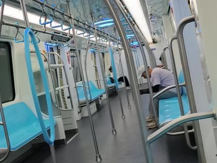 #杭州地铁 智能温控氛围灯 每个座位都可以充电 简直地铁天花板 太方便了吧 #重庆TBTC团#杭州亚运会@重庆轨道交通 @重庆轨道交通(管理员)