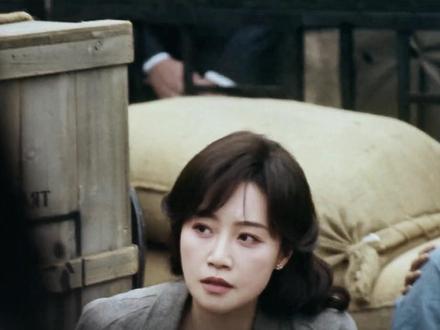 明明是最后一张通行证可女人却偏偏扔在了地上 #风与潮 #任嘉伦 #蓝盈莹 #影视解说#风与潮人均八百个心眼子