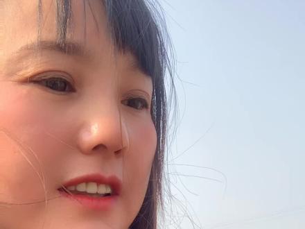 我们陕西有个风俗每年的阴历10月1天冷了,作为女儿要给妈妈送寒衣,有一句俗话叫娘在家就在娘不在女儿无处可待