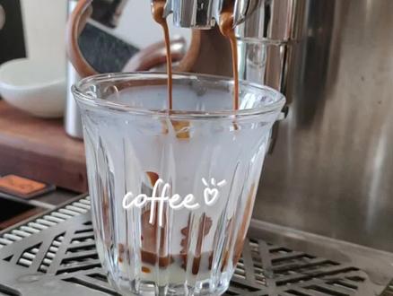 #上热门
秋冬咖啡热饮推荐|西班牙拿铁 只需要三步
☕天气渐凉想喝一杯热咖啡,那西班牙拿铁可以一试,制作很简单,关键是好喝!
制作方法:
🌈1、炼乳挂壁,多一点也没关系,会自动流到杯底
🌈2、萃取一份浓缩咖啡(中深烘焙即可)
🌈3、将打发好的牛奶倒入杯中就完成了#咖啡推荐 #咖啡☕ #现磨咖啡 #咖啡饮品做法