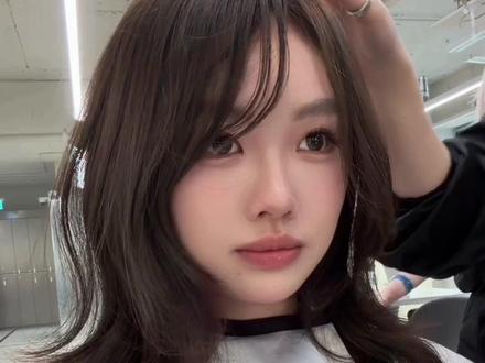 方圆脸被韩女Tong换头成古早千金!染发护理加剪发一条龙! 斜刘海的风近期又卷土重来,如果齐刘海不好看的话,那一定要尝试一下古早斜刘海!染发护理加剪发3个小时很值得!#抖音美妆年度宝藏#2025美照大晒@抖音创作小助手