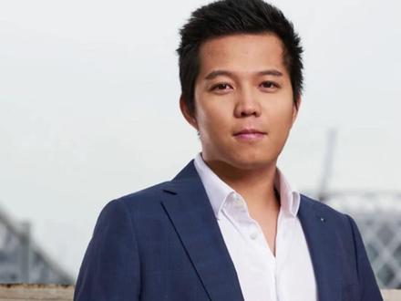 这个90后客家人在深圳干出了又一个“大疆” 刘靖康,1991年出生于广东中山,是影石创新(Insta360)的创始人和CEO。他的职业生涯和人生经历充满了创新和挑战。
早年生活和教育背景
刘靖康自幼对计算机充满好奇。在小学一年级时,他就经常跑到两公里外的表哥家玩游戏,并自学写代码、制作网站。进入中学后,他继续探索计算机技术,甚至在学校禁止携带电子设备的情况下,偷偷将电脑带入宿舍学习。高中时,他的自创程序获得了全国中小学生电脑制作比赛一等奖,并因此获得高考加分,考入南京大学软件学院。
创业历程
刘靖康在大学期间就开始创业,2012年他用7000张同学照片制作出南京大学各院系“标准脸”,迅速走红网络。同年,他通过破解周鸿祎的手机号码并成功打通,再次引发轰动,吸引了李开复等人的注意。
2013年,刘靖康带领团队推出“名校直播”APP,但项目遇到瓶颈后,他转向商用领域推出了“V直播”,并获得了IDG的数百万元天使轮投资。2015年,刘靖康决定从软件转向硬件研发,推出了第一代全景相机原型机。为了解决供应链和人才问题,他将公司从南京搬到深圳,并成立了影石创新。
影石创新的成就
影石创新(Insta360)在刘靖康的带领下,迅速成为全球智能影像设备的领军企业。公司连续6年占据全景相机全球市场份额的第一位,2023年市占率达到67.2%。影石创新的产品畅销全球200多个国家和地区,业务还延伸至手持云台和视频会议摄像头领域。2025年2月,影石创新成功通过科创板IPO注册申请,有望成为“全球智能影像第一股”
#客家人 #客家 #客家名人 #客家牛人 #梅州