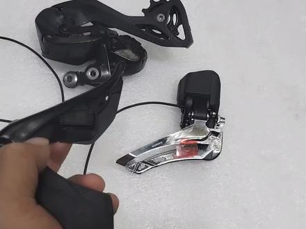 禧玛诺105 7170 24速电变系统,手变跟电池 前拨 后拨是无线链接,电池跟后拨和前拨电线链接,24速系统,真不错,对于现在很多全内走线公路车来说,安装真的很简单#公路车 #7170 #公路自行车 #爱生活爱骑行