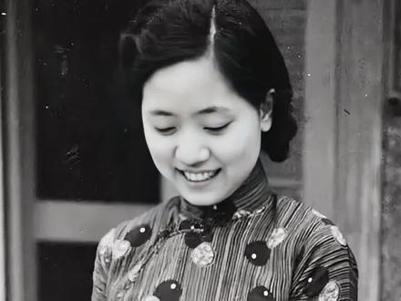 1906年,31岁的张作霖强娶了18岁貌美如花的四姨太,新婚当晚,女子娇声的对张作霖说:“娶我可以,但是你要答应我一个要求,不然我是宁死也不嫁的。”张作霖说;“只要你从了我,我什么都答应你。”没想到就因为这个要求,改变了她一生的命运。去世之后竟然还被特批安葬在了八宝山。她养育的四个子女啊,那也是相当的出色,她就是、许澍旸,在大帅府里的一众女人里面,她可以说是独树一帜、另类的存在。1888年,许澍旸出生于河北菀坪一个贫苦家庭,幼年时父亲早逝,与母亲相依为命。一家人全靠母亲给人洗衣服勉强维持生活。日子虽然说过得很苦,但许澍旸天生丽质,是村里出了名的大美人儿。18岁的时候更是出落的亭亭玉立,温柔的啊那是谁见了都会心动。那天啊,18岁的许澍旸正挑着两桶水过马路,突然一群骑马的人风风火火的冲了出来,把她给团团围住了。为首的那个军官个子不高,可眼神里透着一股精气神儿,军官直勾勾的盯着许澍旸,把她吓得愣在了原地。还没等许澍旸反应过来,那军官就扯着嗓子喊:“我要娶你回家,明天就来接你。”#人物故事#人物事迹#历史故事#传奇女性#传奇故事